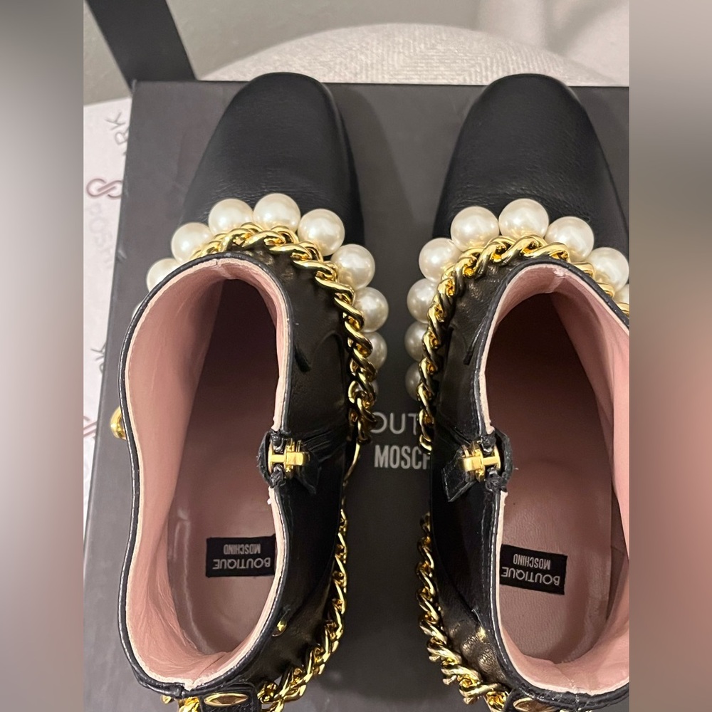 MOSCHINO BOUTIQUE NIB AUTHENTIC VINTAGE BLACK LEATHER & PEARL CHAIN BOOTS - Picture 5 of 16